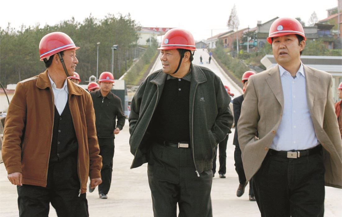 2005年11月湖北省副省长任世茂视察东圣集团