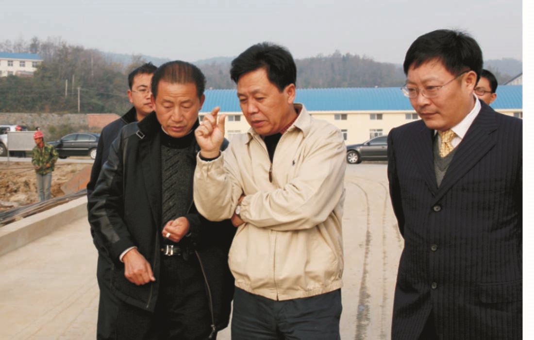 2007年11月湖北省国土资源厅厅长杜云生在东圣集团调研